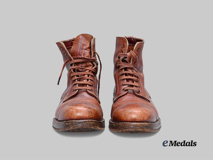 canada,_commonwealth._a_pair_of_army_officer's_boots,1944_e_medals__c7588_3