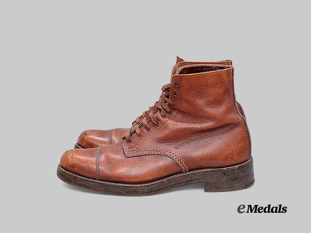 canada,_commonwealth._a_pair_of_army_officer's_boots,1944_e_medals__c7588_4