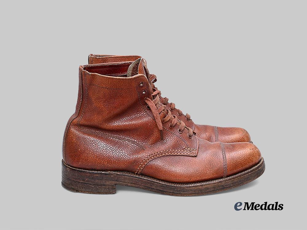 canada,_commonwealth._a_pair_of_army_officer's_boots,1944_e_medals__c7588_5