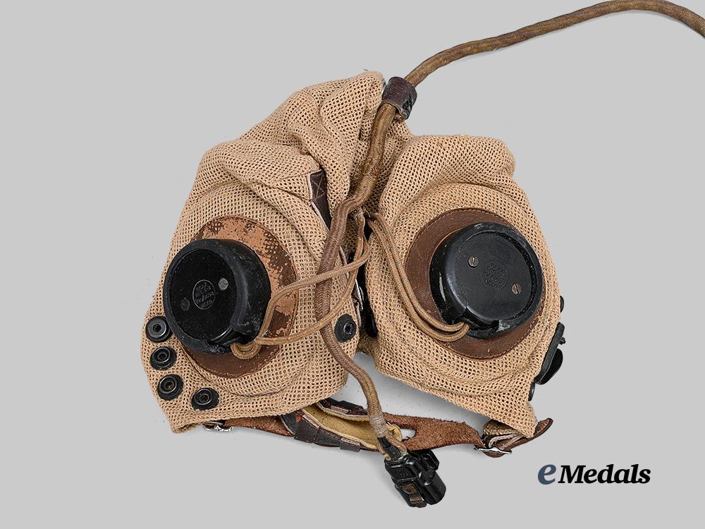 canada,_commonwealth._a_r_c_a_f_summer_flying_helmet,_by_buffalo_cap&_neckwear_ltd._e_medals__c7592_4