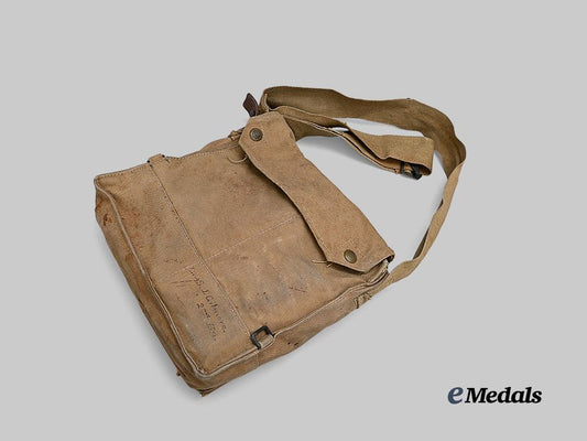 canada,_c_e_f._a1916-17_small_box_pattern_gas_mask,_lieutenant_gilmore_of_the2nd_battalion_e_medals__c7613_2
