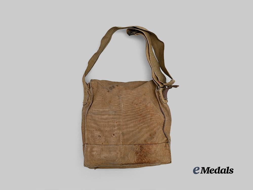 canada,_c_e_f._a1916-17_small_box_pattern_gas_mask,_lieutenant_gilmore_of_the2nd_battalion_e_medals__c7613_4