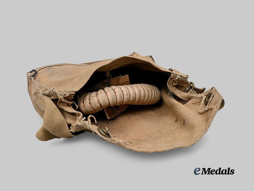 canada,_c_e_f._a1916-17_small_box_pattern_gas_mask,_lieutenant_gilmore_of_the2nd_battalion_e_medals__c7613_5