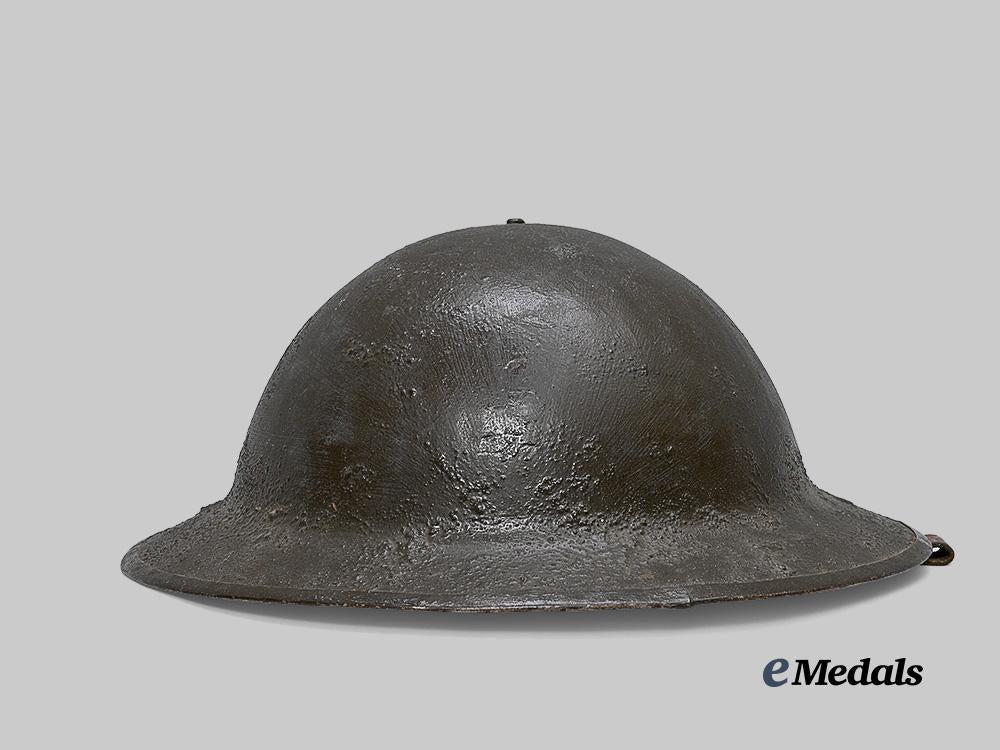 canada,_c_e_f._a2nd_battalion_helmet,_lieutenant_gilmore,2nd_battalion_c_e_f_e_medals__c7614_5