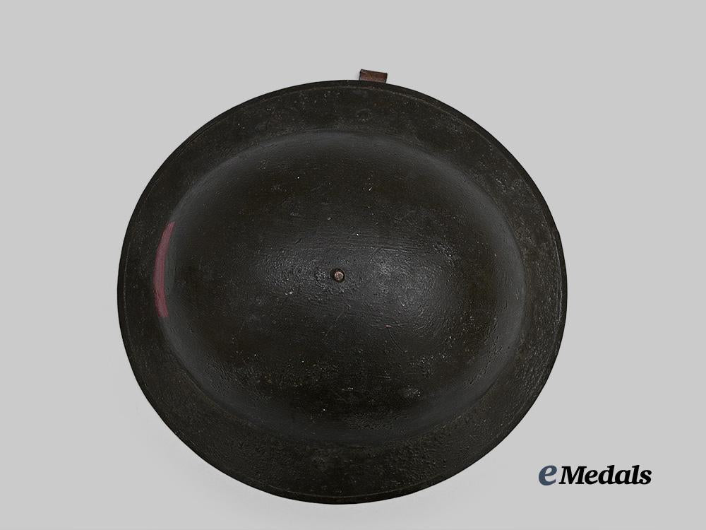 canada,_c_e_f._a2nd_battalion_helmet,_lieutenant_gilmore,2nd_battalion_c_e_f_e_medals__c7614_6