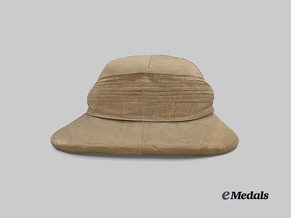 canada,_dominion._a_cawnpore-_style_helmet,_by_muir_cap&_regalia_ltd_e_medals__c7615_3