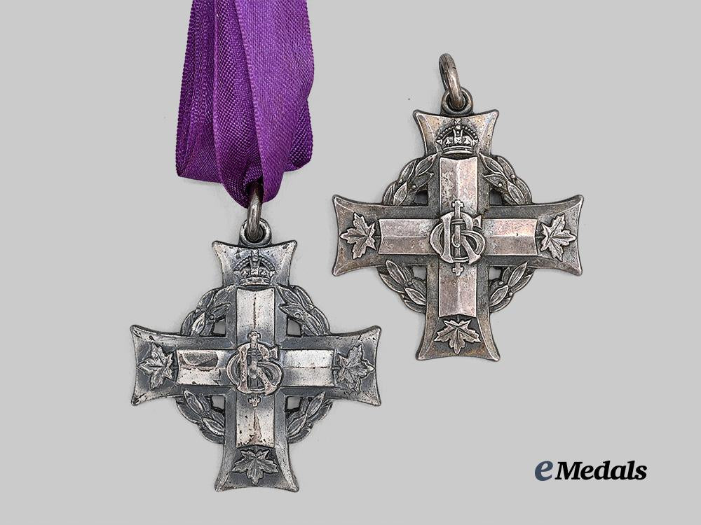 canada,_c_e_f._two_memorial_crosses_to_pte._c._w._j._storry,_died_of_wounds1916_e_medals__c7622_6