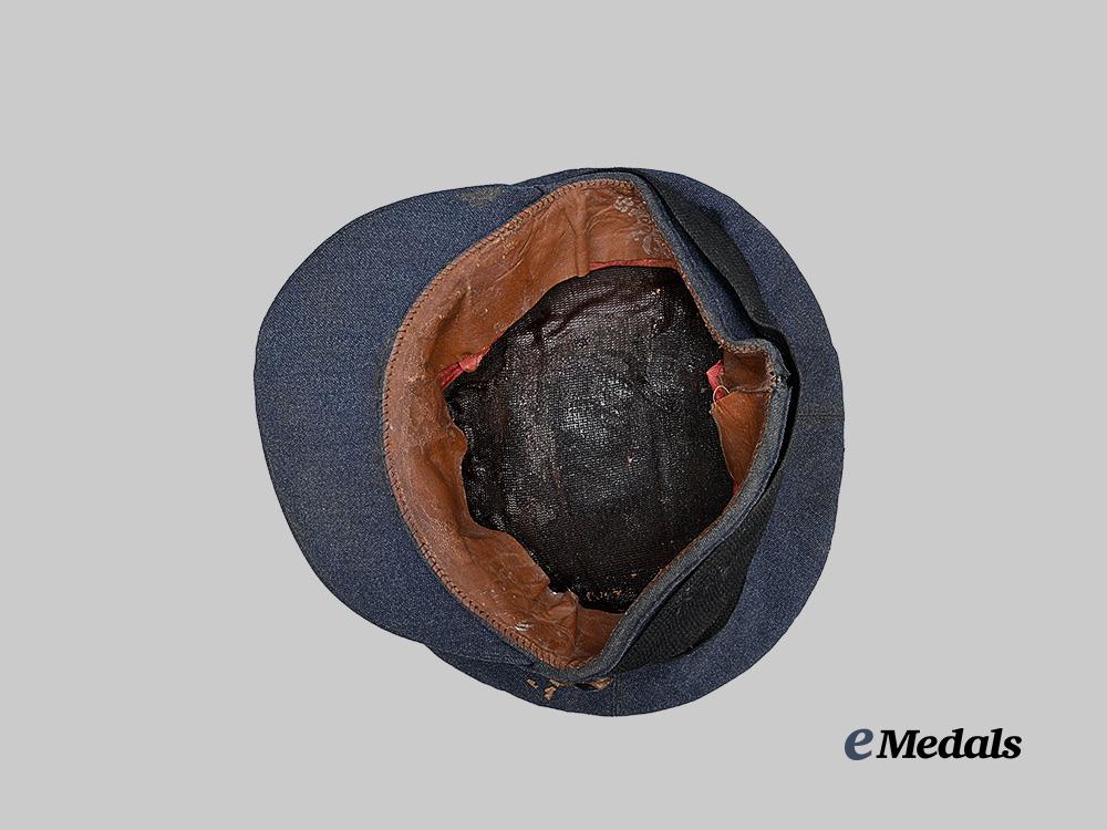 canada,_commonwrealth._an_r_c_a_f_officer's_visor_cap,_by_muir_cap_co,_toronto_e_medals__c7795_8