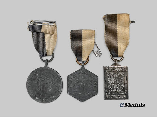 three_second_world_war_era_royal_dutch_touring_club_travellers'_association_medals_e_medals__e_u11269_2