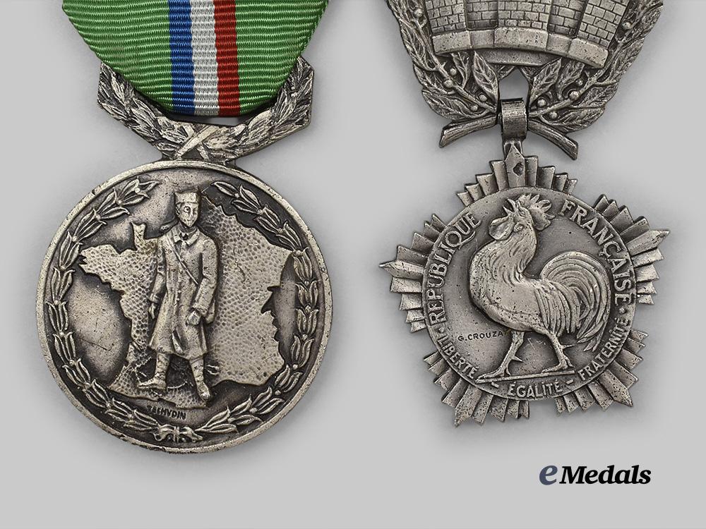 france,_republic._a_lot_of_second_war_prisoner_of_war_medals_and_insignia_e_medals__e_u24293_3