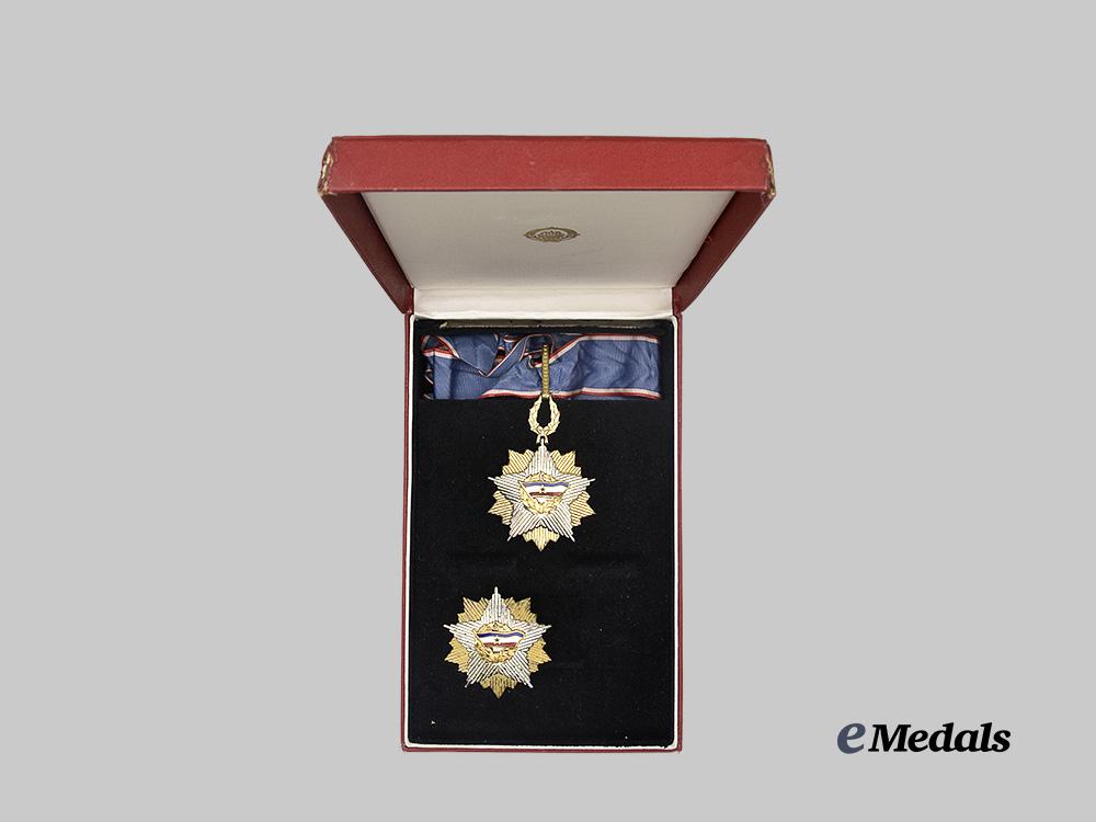 yugoslavia,_socialist_federal_republic._a_cased_order_of_the_yugoslav_flag,_i_i_class_grand_officer,_by_ikom_of_zagreb,_c.1975_e_medals__e_u24296_3