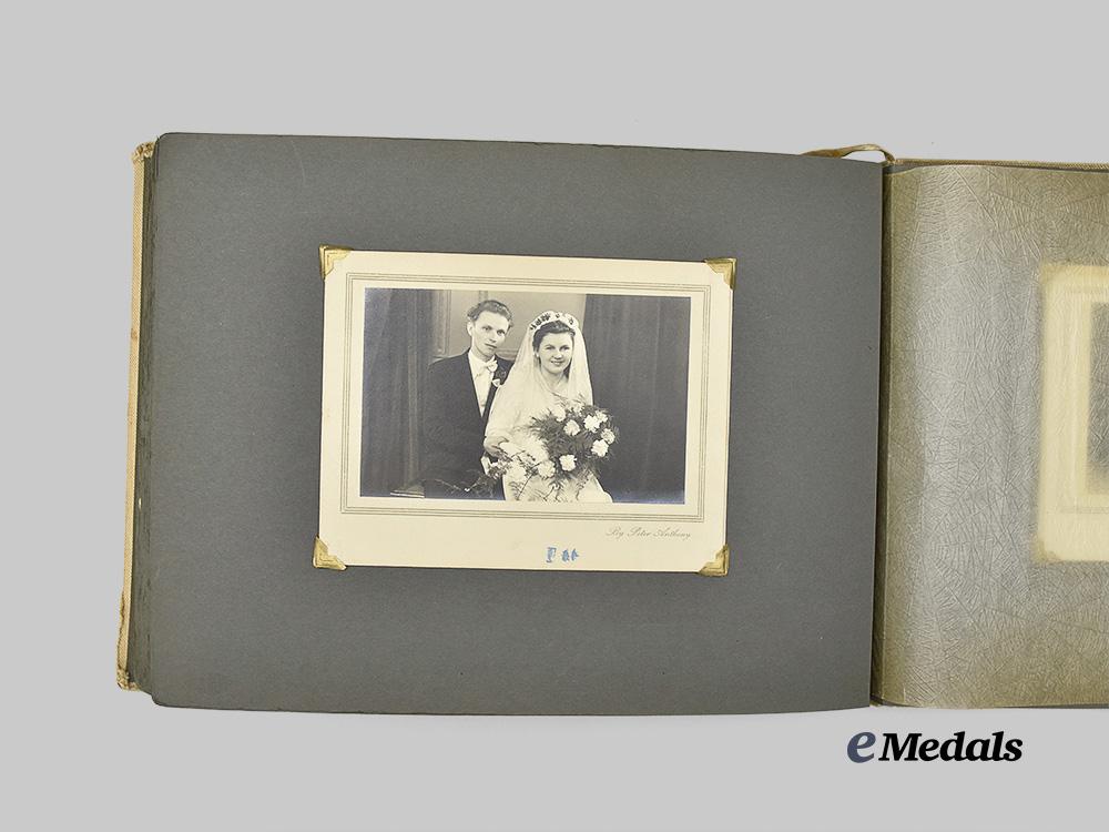 poland,_republic._a_photo_album_and_books_from_the_second_war_e_medals__e_u24307_12