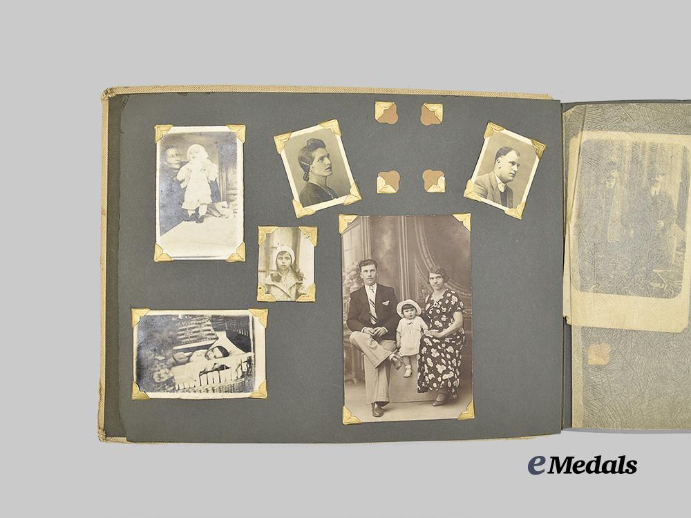 poland,_republic._a_photo_album_and_books_from_the_second_war_e_medals__e_u24307_4