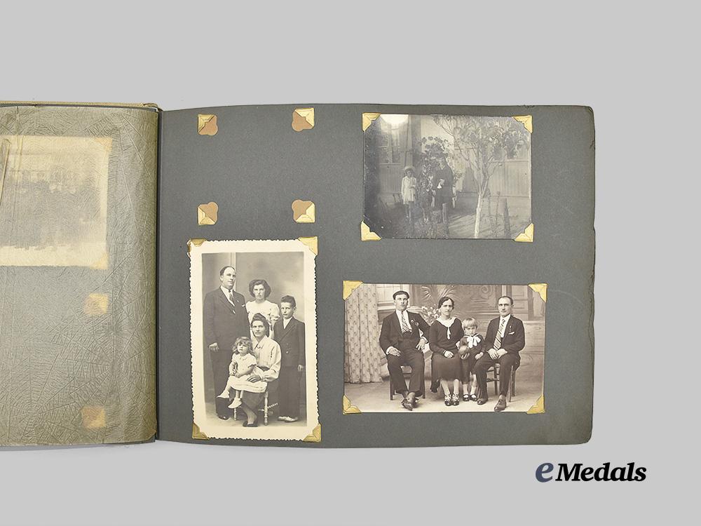 poland,_republic._a_photo_album_and_books_from_the_second_war_e_medals__e_u24307_5