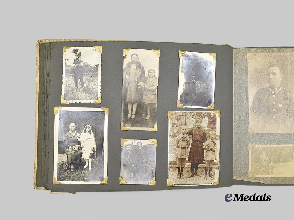 poland,_republic._a_photo_album_and_books_from_the_second_war_e_medals__e_u24307_8