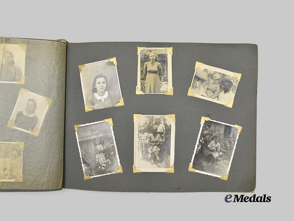 poland,_republic._a_photo_album_and_books_from_the_second_war_e_medals__e_u24307_9