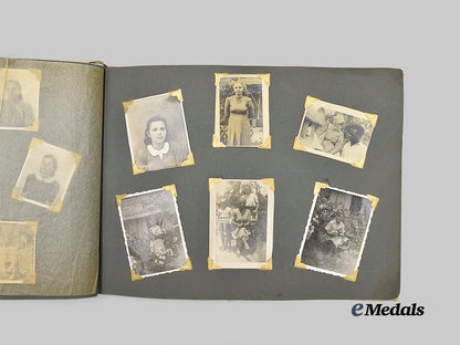 poland,_republic._a_photo_album_and_books_from_the_second_war_e_medals__e_u24307_9