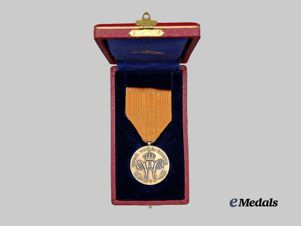 netherlands,_kingdom._a_dutch_army_long_service_medal,_gold_grade_e_medals__e_u24312_3
