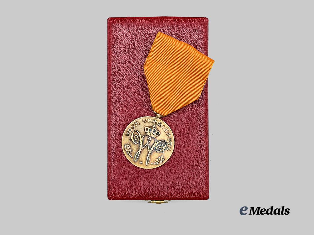 netherlands,_kingdom._a_dutch_army_long_service_medal,_gold_grade_e_medals__e_u24312_5