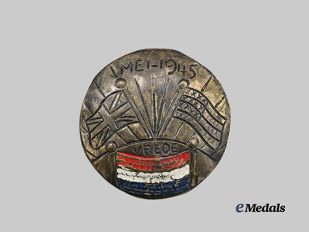 netherlands,_kingdom._a_second_world_war_liberation_of_the_netherlands_commemorative_pinback_badge_e_medals__e_u24366_2