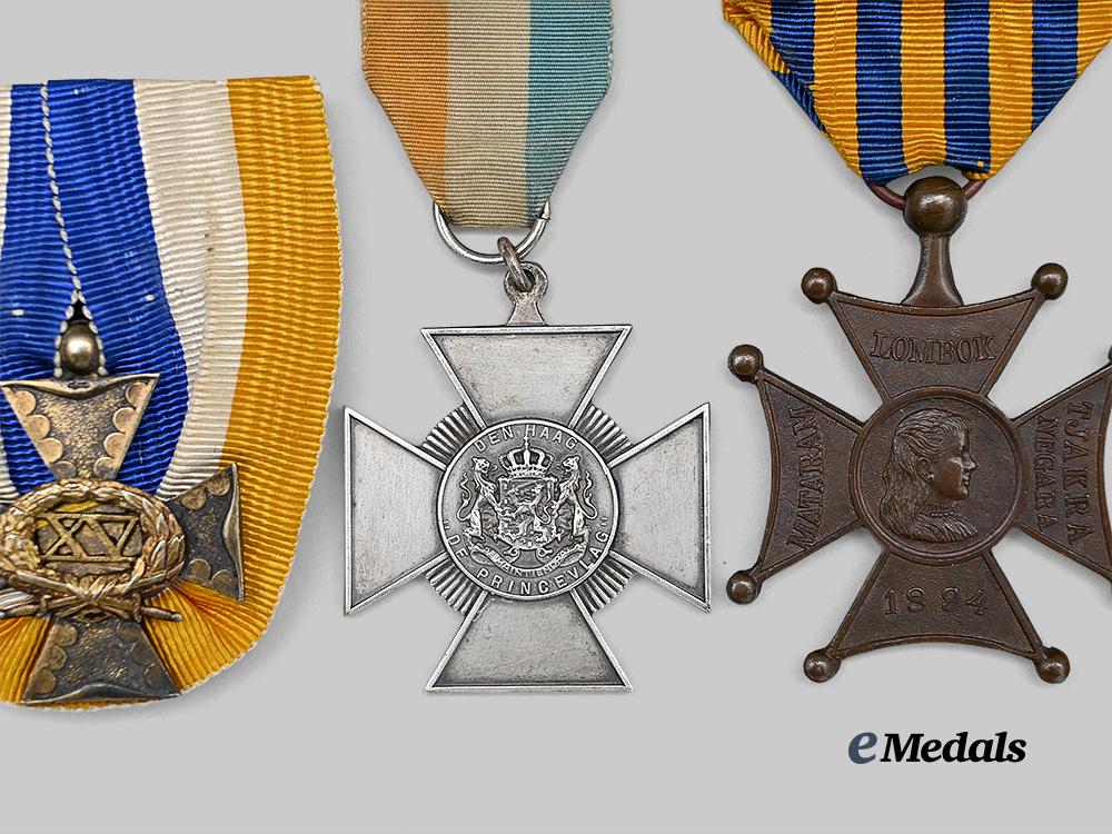 netherlands,_kingdom._a_lot_of_three_decorations_e_medals__e_u24367_4