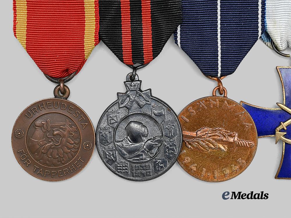 finland,_republic._a_second_war_medal_bar_with_five_medals,_awards,_and_decorations_e_medals__e_u24388_4