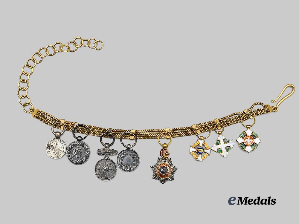italy,_kingdom._a_miniature_chain_of_orders_and_medals,_in_gold,_c.1875_e_medals__e_u24411_2