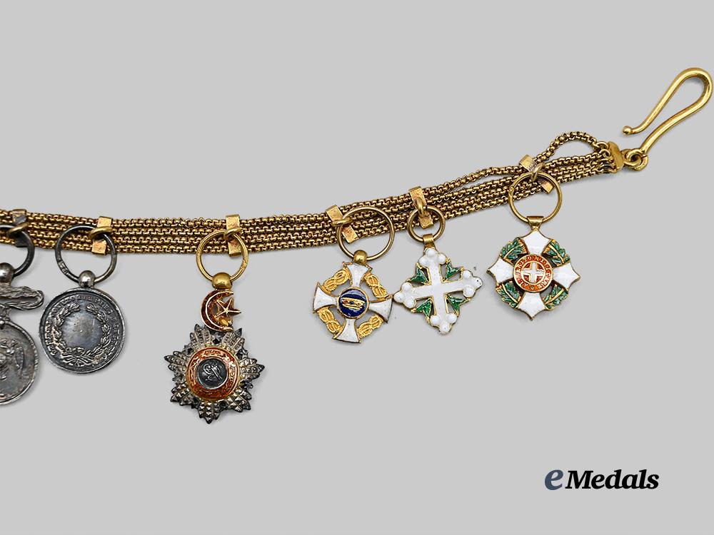italy,_kingdom._a_miniature_chain_of_orders_and_medals,_in_gold,_c.1875_e_medals__e_u24411_3