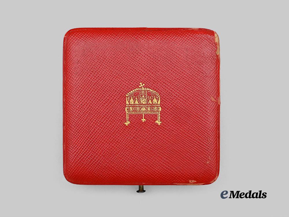 hungary,_kingdom._a_decoration_of_the_hungarian_red_cross,_merit_cross_in_case,_c.1935_e_medals__e_u24416_2