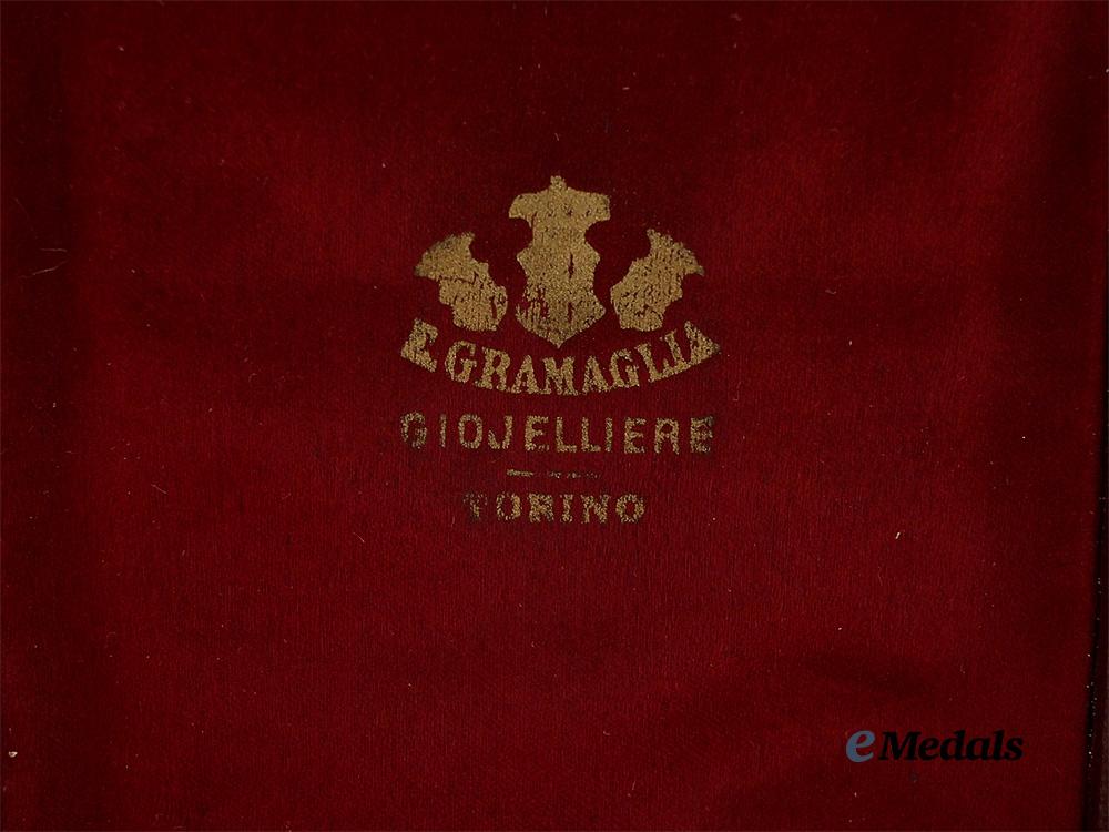 italy,_kingdom._an_order_of_the_crown,_commander_in_gold,_with_case,_c.1900_e_medals__e_u24451_3