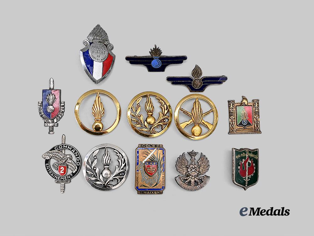 france,_republic._a_group_of_thirteen_cap_and_qualification_badges_e_medals__e_u24466_2
