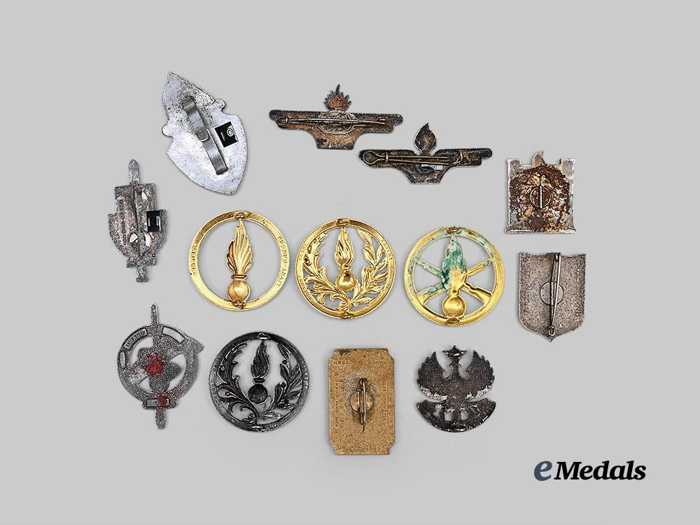 france,_republic._a_group_of_thirteen_cap_and_qualification_badges_e_medals__e_u24466_3