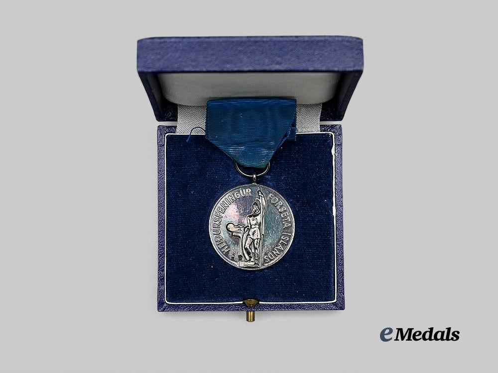 iceland._a_president_of_iceland’s_medal_of_honour,_in_case_e_medals__e_u24498_3