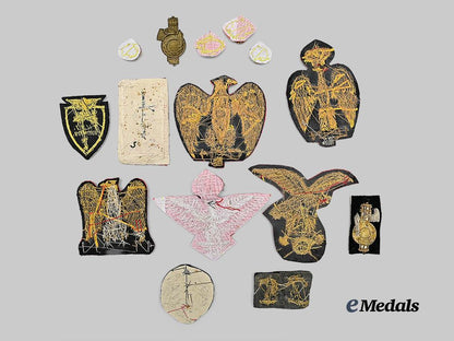 spain._a_lot_of_modern_reenactment_insignia_e_medals__e_u24520_3