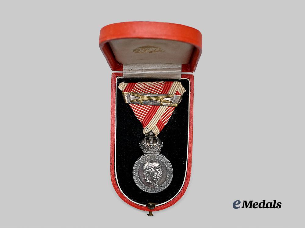 austria,_imperial._a_military_merit_medal,_silver_grade_with_swords_and_case,_by_rothe_e_medals__e_u24537_3