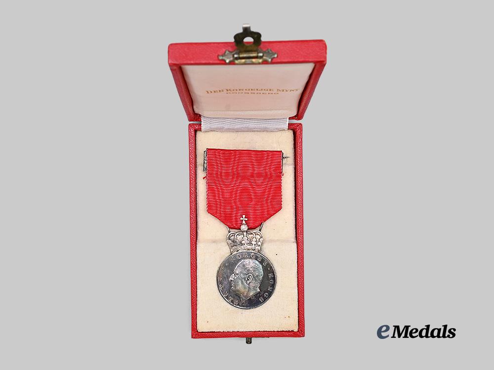 denmark,_kingdom._the_king’s_commemorative_medal,_i_i_class_with_crown,_in_case_e_medals__e_u24608_3