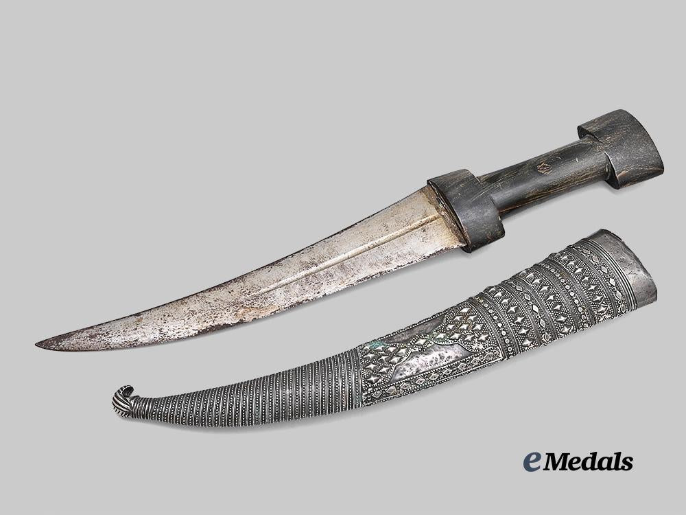 turkey,_ottoman_empire._an_ornate_silver_khanjar_dagger,_c.1850_e_medals__e_u24638_3