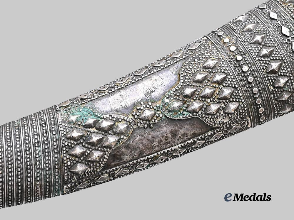 turkey,_ottoman_empire._an_ornate_silver_khanjar_dagger,_c.1850_e_medals__e_u24638_9