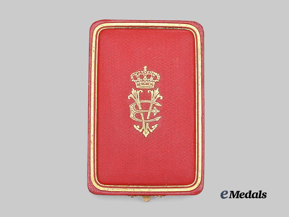 italy,_kingdom._an_order_of_the_crown,_officer_in_gold,_by_cravanzola_e_medals__e_u24715_2
