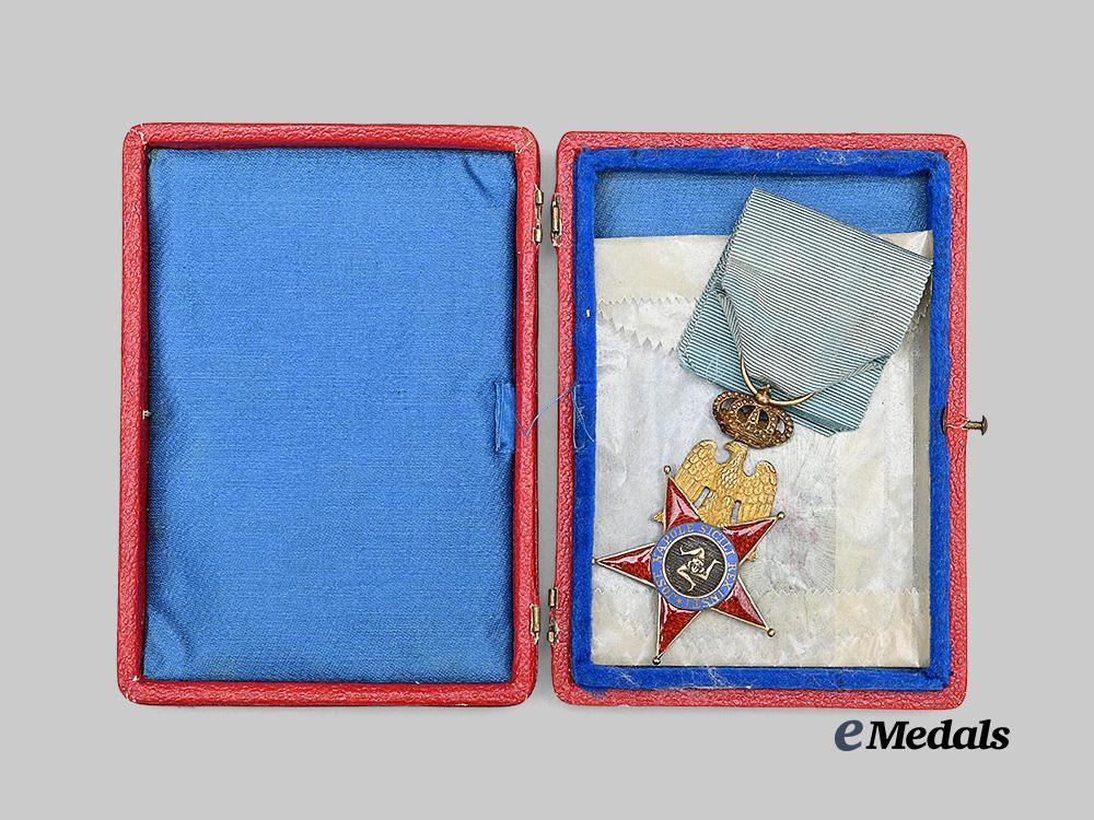 italian_states,_kingdom_of_the_two_sicilies._a_royal_order_of_the_two_sicilies,_knight_in_gold,_c.1808_e_medals__e_u24728_4
