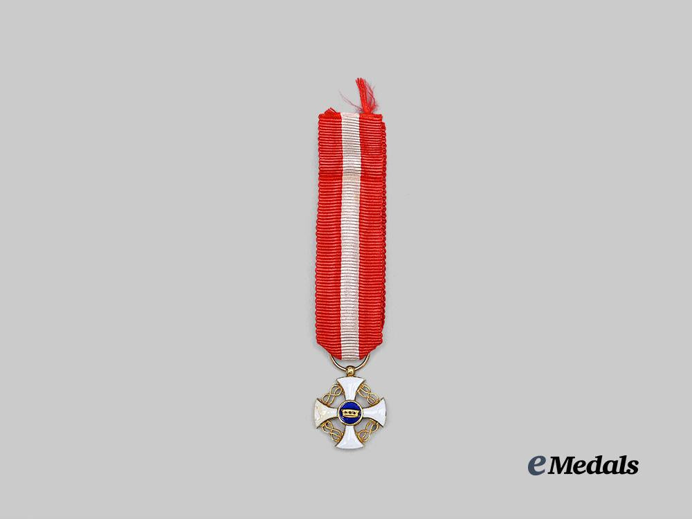 italy,_kingdom._an_order_of_the_crown,_commander_in_gold,_with_case_e_medals__e_u24745_11