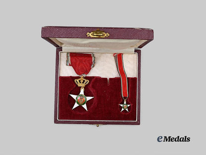 italy,_kingdom._an_order_of_the_crown,_commander_in_gold,_in_case_e_medals__e_u24768_3