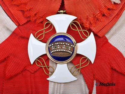 italy,_kingdom._an_order_of_the_crown_of_italy,_grand_cross_set_in_gold,_by_cravanzola_e_medals__e_u24774_8