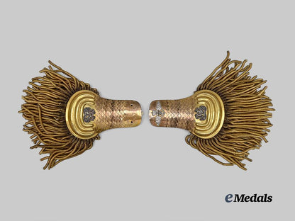 italy,_kingdom._a_set_of_royal_navy_general_staff_capitano_di_corvetta_epaulettes,_c.1936_e_medals__e_u25012_2