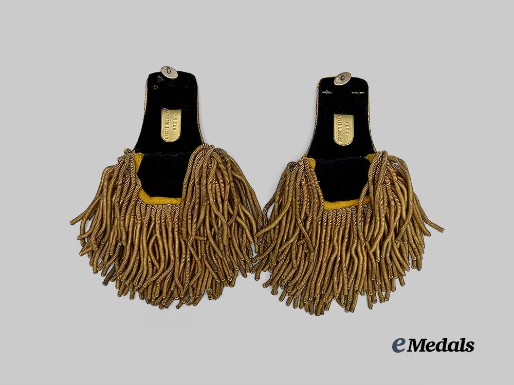 italy,_kingdom._a_set_of_royal_navy_general_staff_capitano_di_corvetta_epaulettes,_c.1936_e_medals__e_u25012_4