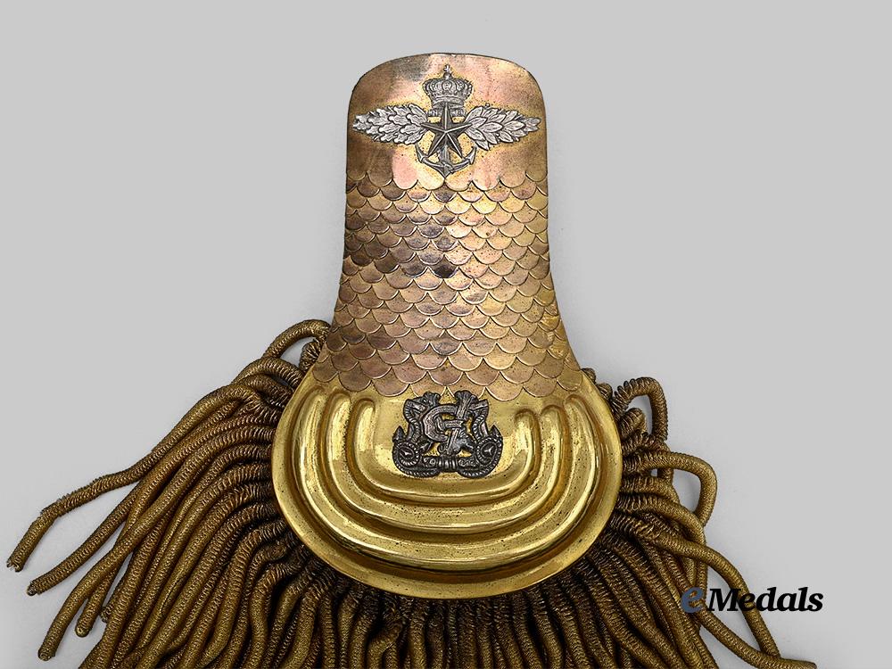 italy,_kingdom._a_set_of_royal_navy_general_staff_capitano_di_corvetta_epaulettes,_c.1936_e_medals__e_u25012_5