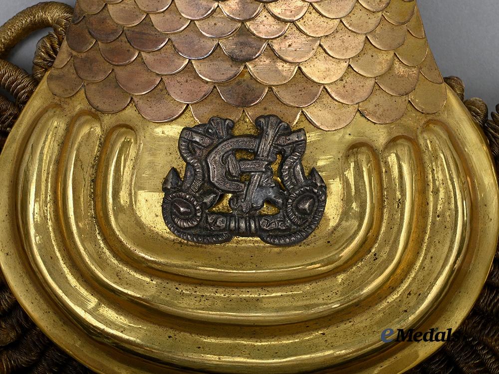 italy,_kingdom._a_set_of_royal_navy_general_staff_capitano_di_corvetta_epaulettes,_c.1936_e_medals__e_u25012_7