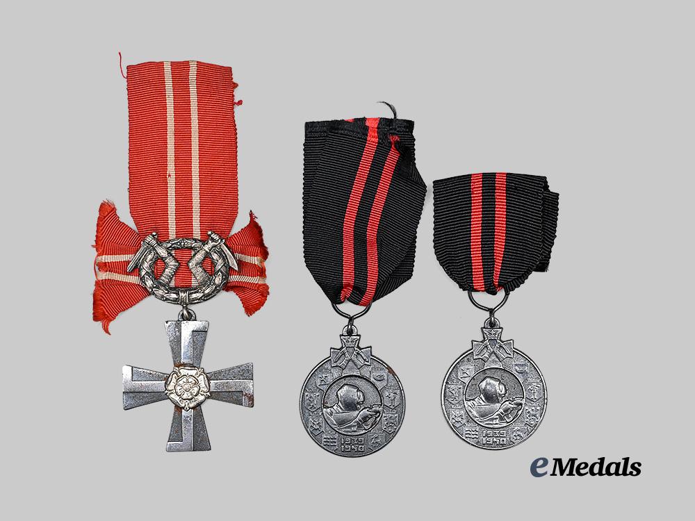 finland,_republic._two_winter_war_medals_and_an_order_of_the_cross_of_liberty,_i_v_class_e_medals__e_u25087_2