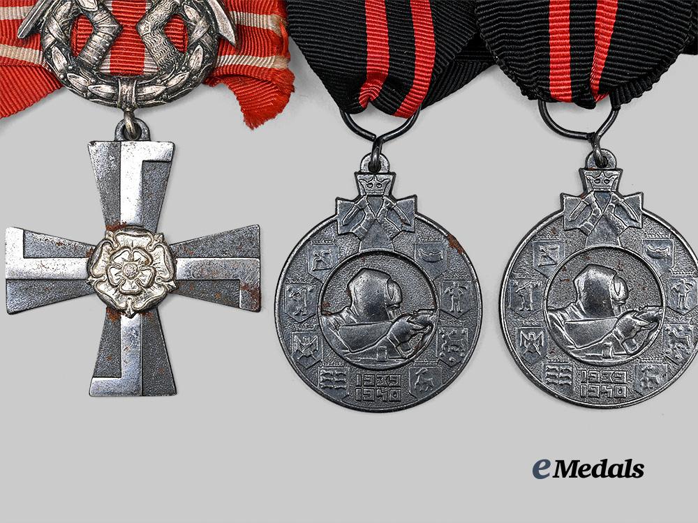 finland,_republic._two_winter_war_medals_and_an_order_of_the_cross_of_liberty,_i_v_class_e_medals__e_u25087_3