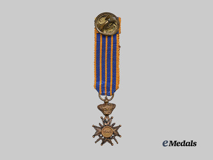 luxembourg,_grand_duchy._a_rare_miniature_war_cross1940-1945,_type_i,_c.1945_e_medals__e_u25237_2